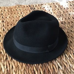 Dorfman Pacific Company (DPC) fedora hat. Black wool. Grosgrain band. Size L